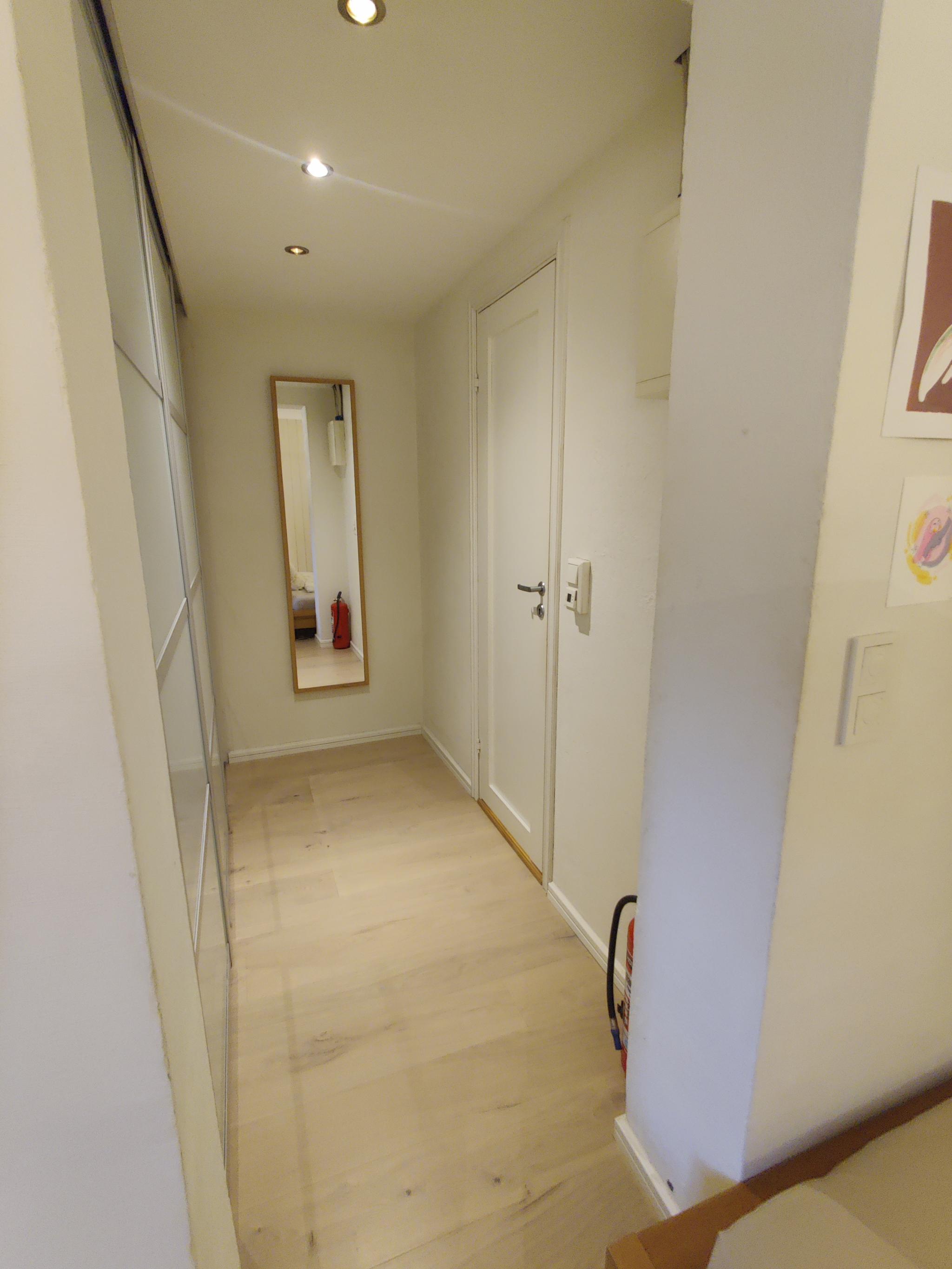 Studioleilighet gang med garderobe